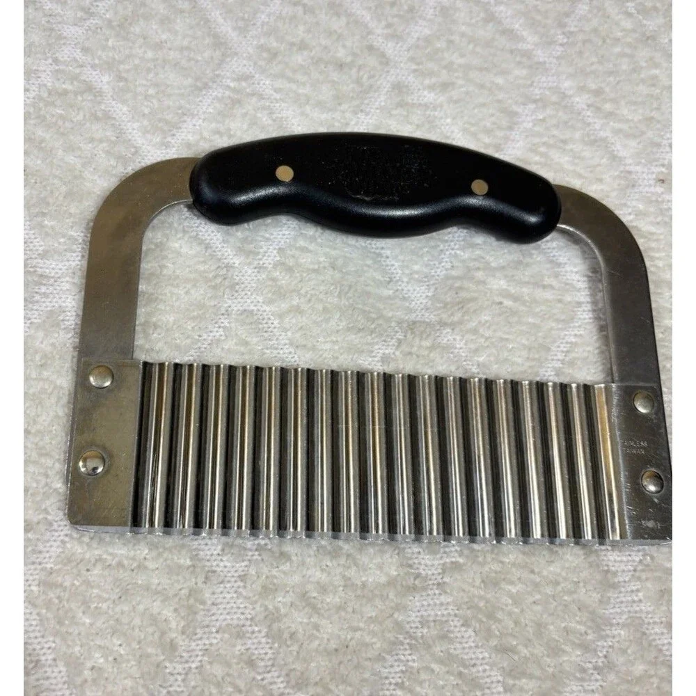 Pampered Chef  Stainless Steel Cringle Cutter
